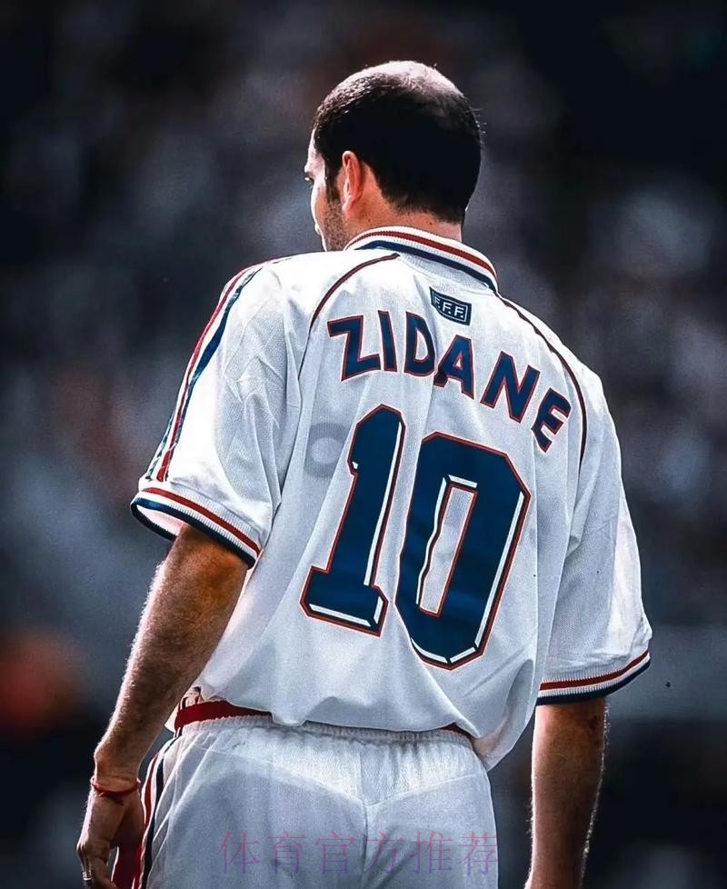 贝林厄姆:齐达内是最佳中场之一 我追随他的脚步 贝林厄姆:齐达内是最佳中场之一 我追随他的脚步